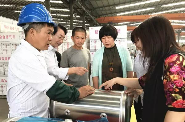 山東省裝備制造業(yè)協(xié)會(huì)會(huì)長(zhǎng)高玲（左四）參觀水泊焊割產(chǎn)品